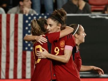 Esther González celebra con Olga Carmona tras marcar el segundo gol ante EE.UU
