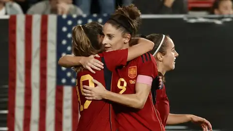 Esther González celebra con Olga Carmona tras marcar el segundo gol ante EE.UU Esther González celebra con Olga Carmona tras marcar el segundo gol ante EE.UU