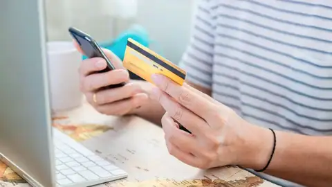 Una mujer pagando Una mujer pagando