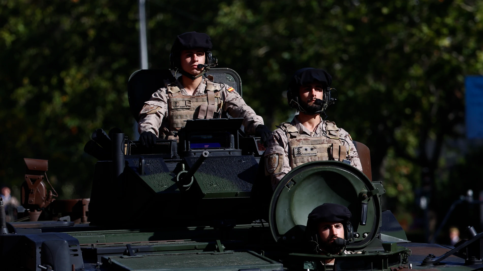 Varios soldados a bordo de un vehículo blindado participan en el desfile del Día de la Fiesta Nacional