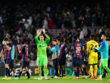 Los jugadores del FC Barcelona, al término del partido del grupo C de la Liga de Campeones 