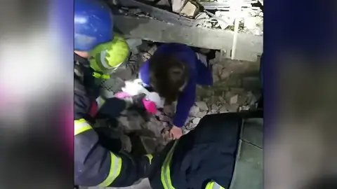 Una familia es rescatada en Ucrania Una familia es rescatada en Ucrania