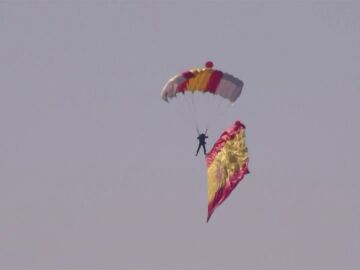 El paracaidista, con la bandera española, durante el Día de la Hispanidad