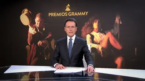 El sueño de Joaquín Sánchez: Triunfar en los Grammy junto a Rosario Flores Antena 3 Noticias abre con la noticia sobre el éxito en los Grammy de la pareja formada por Rosario Flores y Joaquín Sánchez. La pareja española arrasó con ocho galardones informa Matías Prats. Resaltando el triunfo de su videoclip ‘Te lo digo todo y no te digo na’ convirtiéndose en número uno de ventas en las listas. En el vídeo vemos a Joaquín vestido con chistera y acompañado por un bastón que mueve al ritmo de la letra de la canción de la pequeña de los Flores. Así sueña Joaquín Sánchez su éxito junto a Rosario Flores hasta que un mal golpe le hace salir de su estado de fantasía. No te pierdas a Rosario Flores en ‘Joaquín, el novato’, esta noche a las 22:45 en Antena 3.
