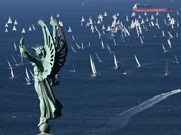 ientos de embarcaciones navegan en el Golfo de Trieste al comienzo de la traditional regata 'Autumn Cup - Barcolana' ientos de embarcaciones navegan en el Golfo de Trieste al comienzo de la traditional regata 'Autumn Cup - Barcolana'