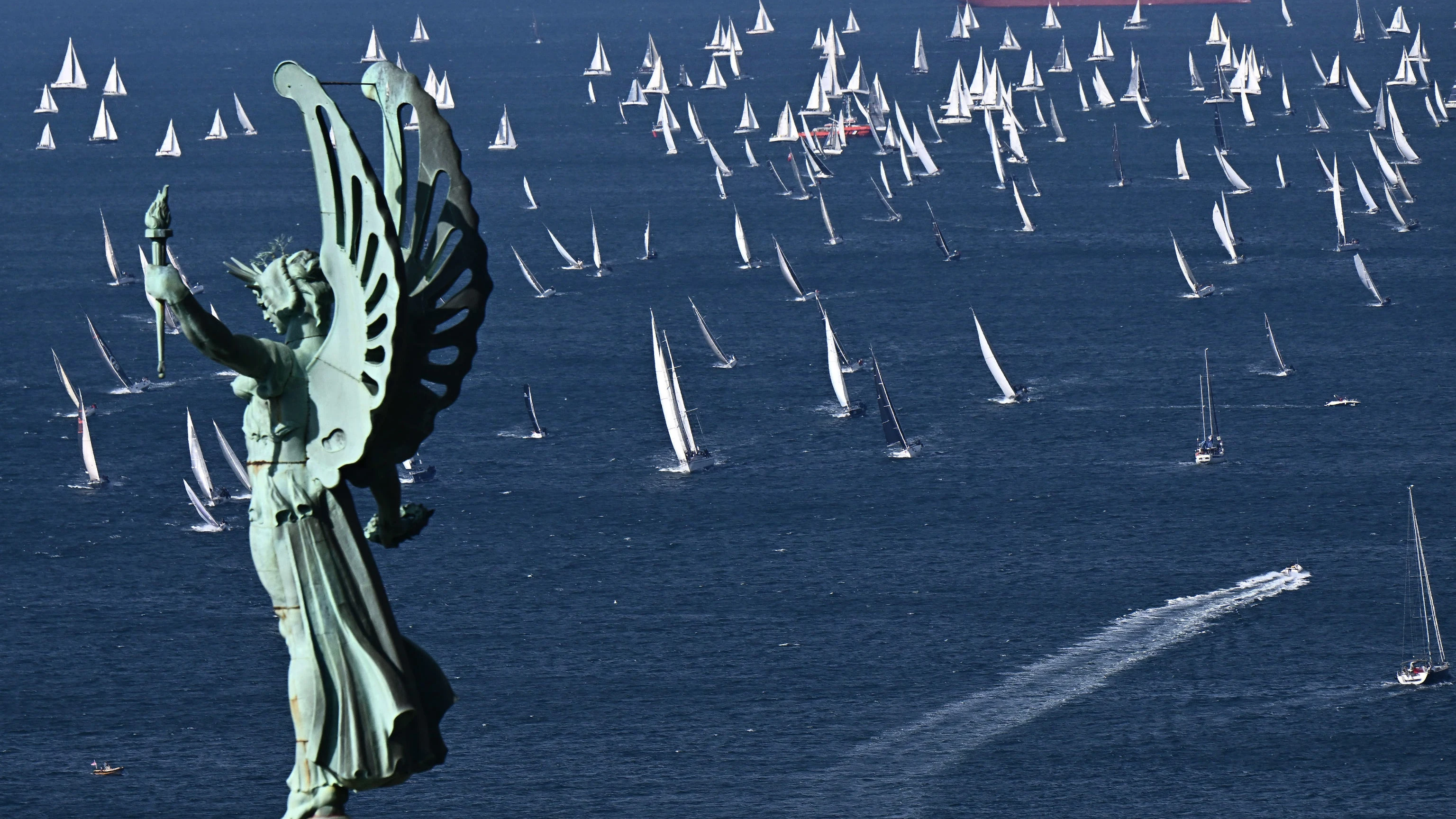 ientos de embarcaciones navegan en el Golfo de Trieste al comienzo de la traditional regata 'Autumn Cup - Barcolana' ientos de embarcaciones navegan en el Golfo de Trieste al comienzo de la traditional regata 'Autumn Cup - Barcolana'