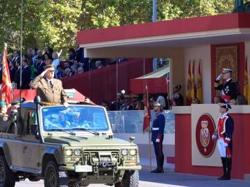 El rey Felipe VI saluda a uno de los militares en el desfile del Día de la Hispanidad