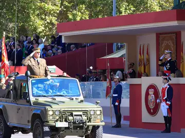 El rey Felipe VI saluda a uno de los militares en el desfile del Día de la Hispanidad El rey Felipe VI saluda a uno de los militares en el desfile del Día de la Hispanidad