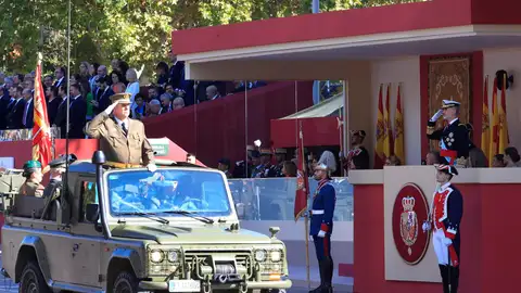 El rey Felipe VI saluda a uno de los militares en el desfile del Día de la Hispanidad El rey Felipe VI saluda a uno de los militares en el desfile del Día de la Hispanidad