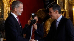 El rey Felipe VI saluda al presidente del Gobierno, Pedro S&aacute;nchez