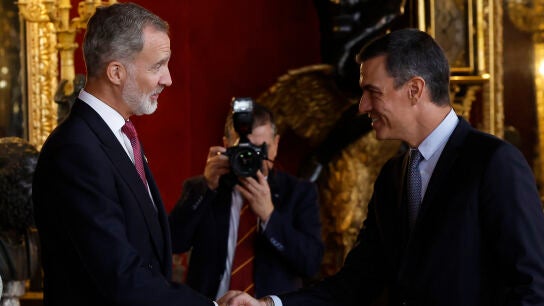El rey Felipe VI saluda al presidente del Gobierno, Pedro S&aacute;nchez