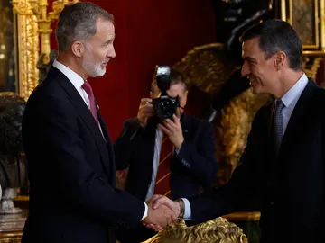 El rey Felipe VI saluda al presidente del Gobierno, Pedro Sánchez El rey Felipe VI saluda al presidente del Gobierno, Pedro Sánchez