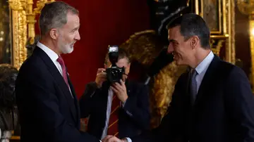 El rey Felipe VI saluda al presidente del Gobierno, Pedro Sánchez