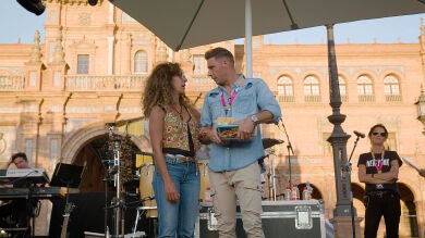 Joaquín Sánchez se cuela en el concierto de Rosario Flores en Sevilla 