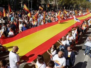 Despliegan una bandera de España en la manifestación en Barcelona por el 12 de Octubre