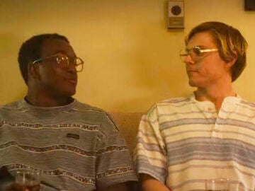 Rodney Burford y Evan Peters como Tony Hughes y Jeffrey Dahmer