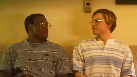 Rodney Burford y Evan Peters como Tony Hughes y Jeffrey Dahmer Rodney Burford y Evan Peters como Tony Hughes y Jeffrey Dahmer