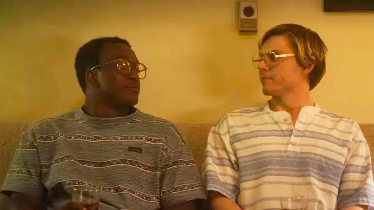 Rodney Burford y Evan Peters como Tony Hughes y Jeffrey Dahmer Rodney Burford y Evan Peters como Tony Hughes y Jeffrey Dahmer