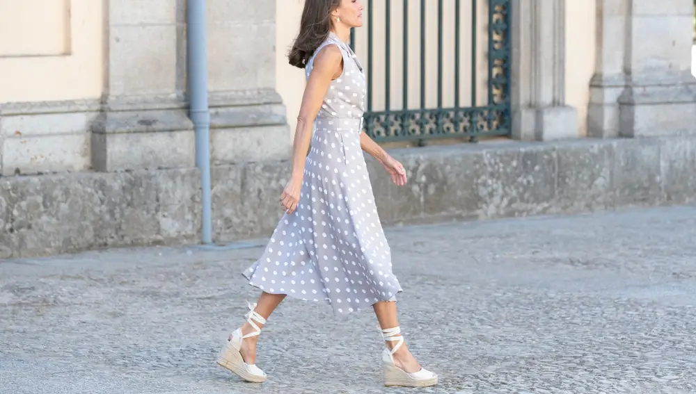 La reina Letizia con unas alpargatas de Macarena Shoes