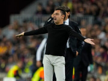 Xavi Hernández gesticula en la banda del Camp Nou