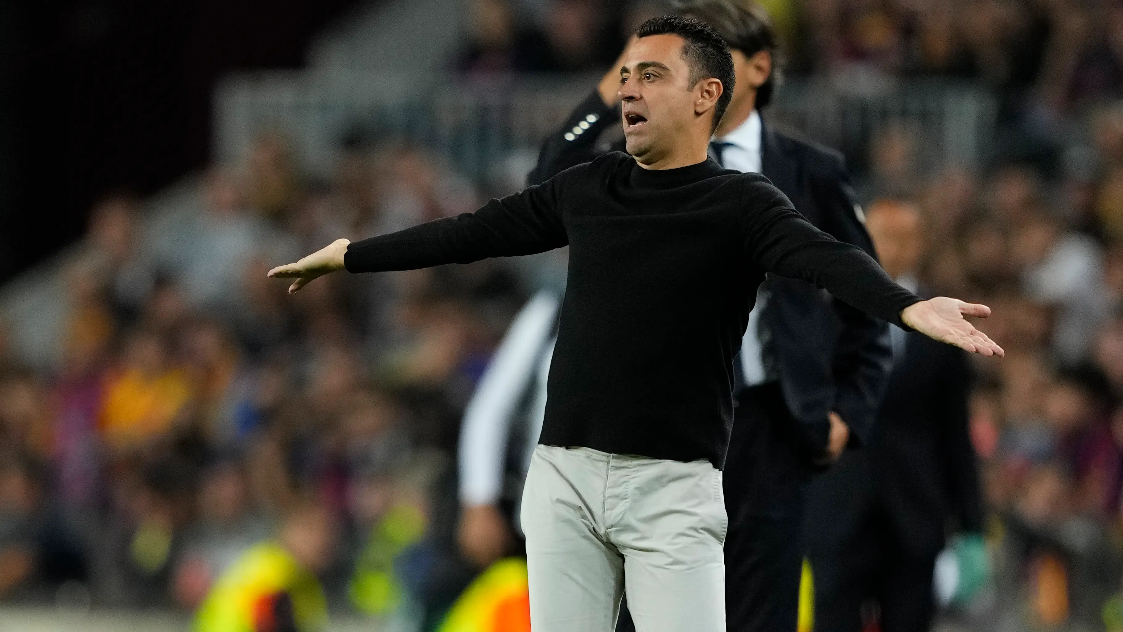 Xavi Hern&aacute;ndez gesticula en la banda del Camp Nou