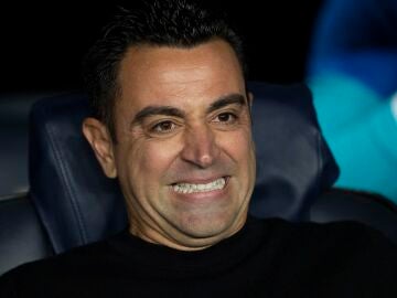 Xavi Hernández, en el banquillo del Barcelona