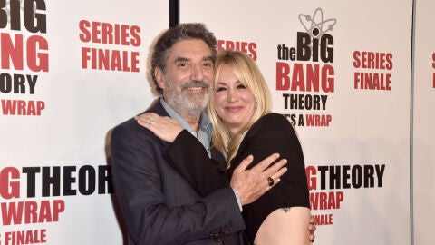 Kaley Cuoco y Chuck Lorre, creador de 'The Big Bang Theory'