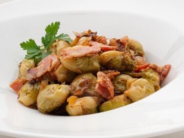 Receta de coles de Bruselas con bacon y mostaza, de Karlos Argui&ntilde;ano