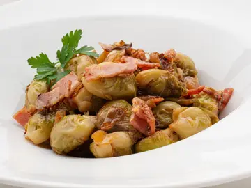 Receta de coles de Bruselas con bacon y mostaza, de Karlos Arguiñano Receta de coles de Bruselas con bacon y mostaza, de Karlos Arguiñano