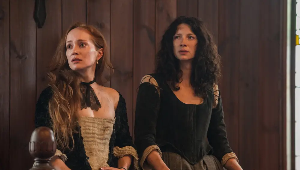Lotte Verbeek como Geillis Duncan y Caitriona Balfe como Claire en 'Outlander'