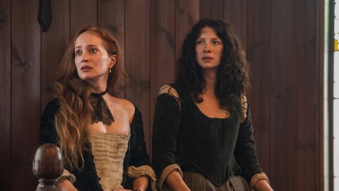 Lotte Verbeek como Geillis Duncan y Caitriona Balfe como Claire en 'Outlander'