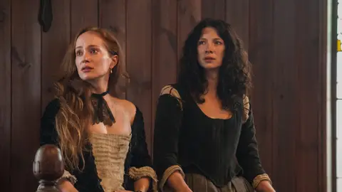 Lotte Verbeek como Geillis Duncan y Caitriona Balfe como Claire en 'Outlander' Lotte Verbeek como Geillis Duncan y Caitriona Balfe como Claire en 'Outlander'