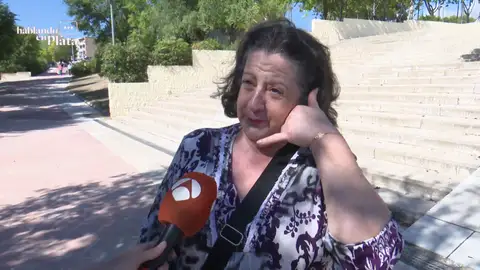 Una mujer haciendo que habla por teléfono Una mujer haciendo que habla por teléfono