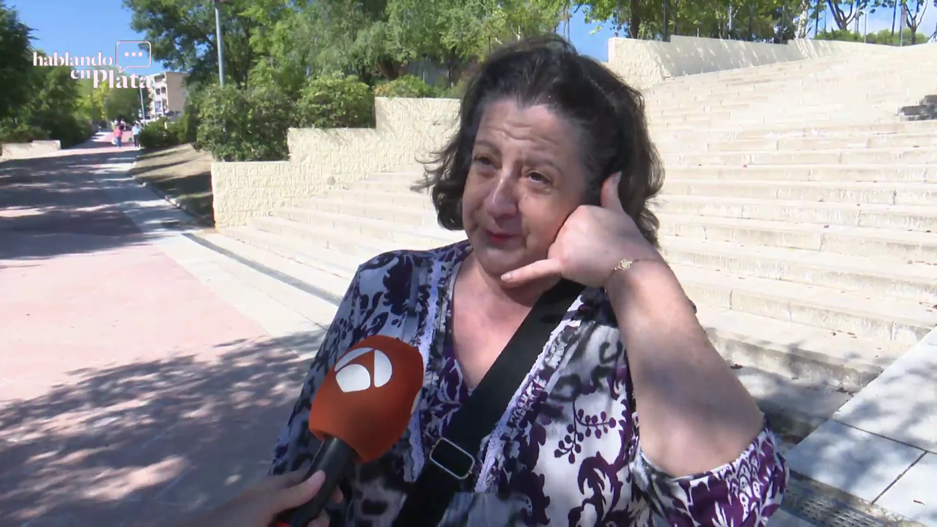 Una mujer haciendo que habla por teléfono Una mujer haciendo que habla por teléfono