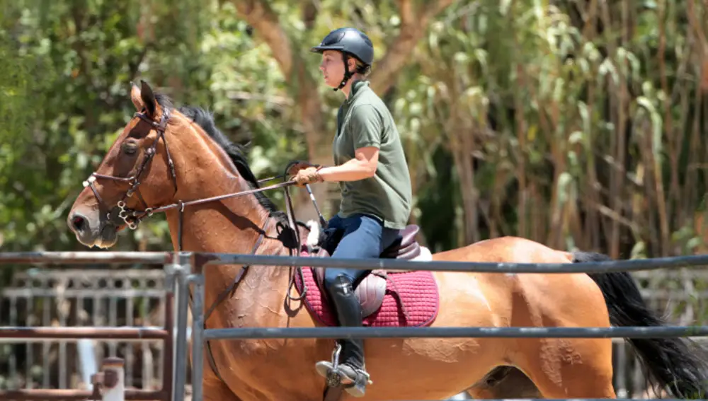 Kaley Cuoco en una competición a caballo