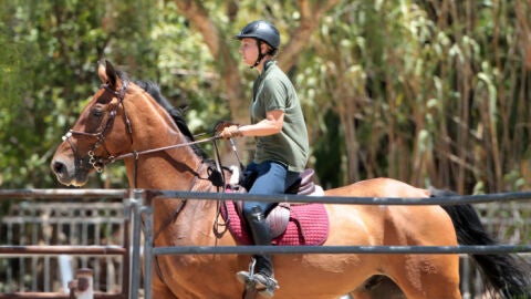 Kaley Cuoco en una competición a caballo