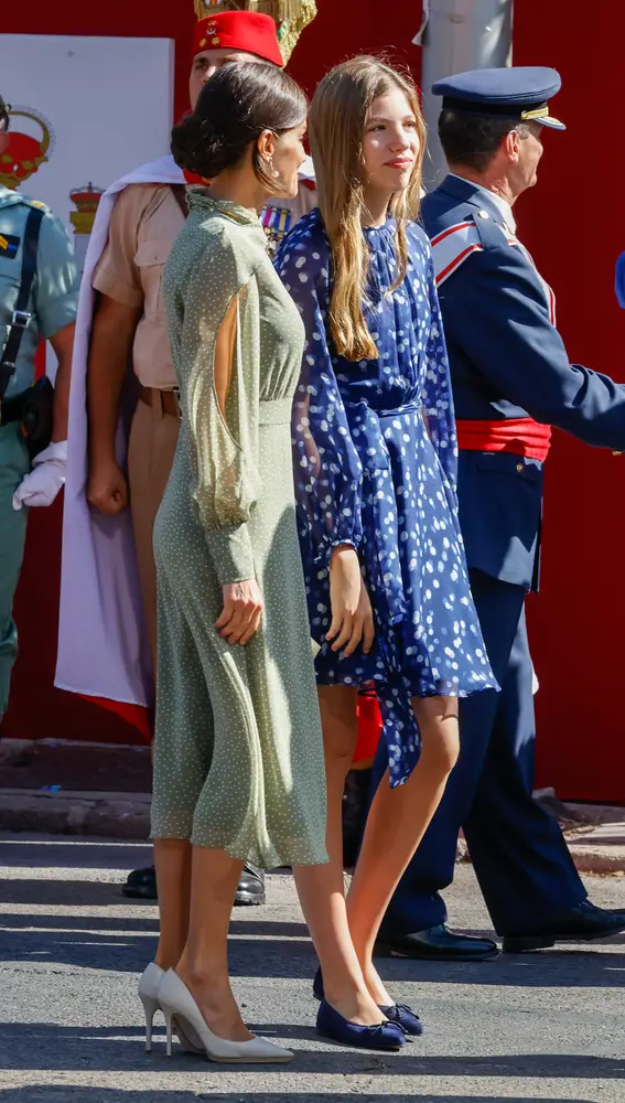 La reina Letizia y la infanta Sofía en el desfile del Día de la Hispanidad
