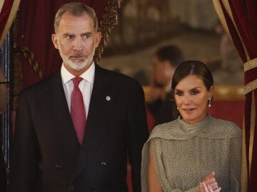 Rey Felipe VI y Letizia tras el desfile del 12 de octubre