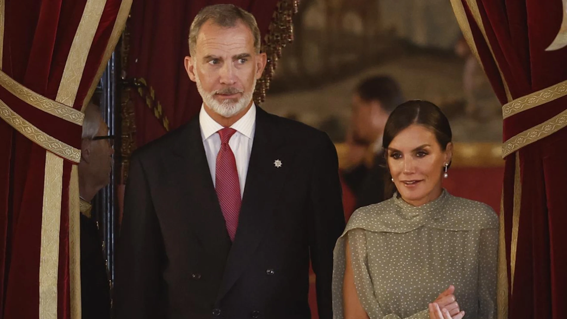 Rey Felipe VI y Letizia tras el desfile del 12 de octubre