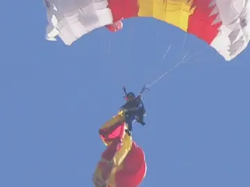 Paracaidista durante el desfile del 12 de octubre por el Día de la Hispanidad