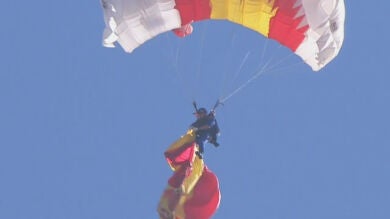 El paracaidista del desfile de la Hispanidad explica el incidente con la bandera: 