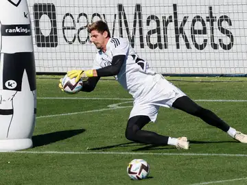Courtois, durante un entrenamiento en Valdebebas Courtois, durante un entrenamiento en Valdebebas