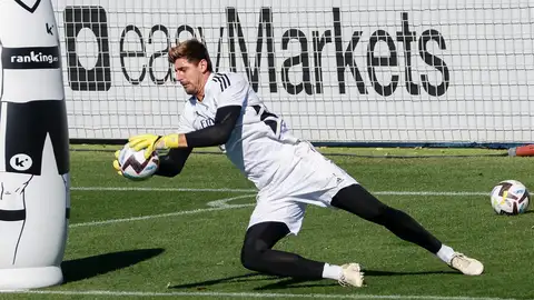 Courtois, durante un entrenamiento en Valdebebas Courtois, durante un entrenamiento en Valdebebas