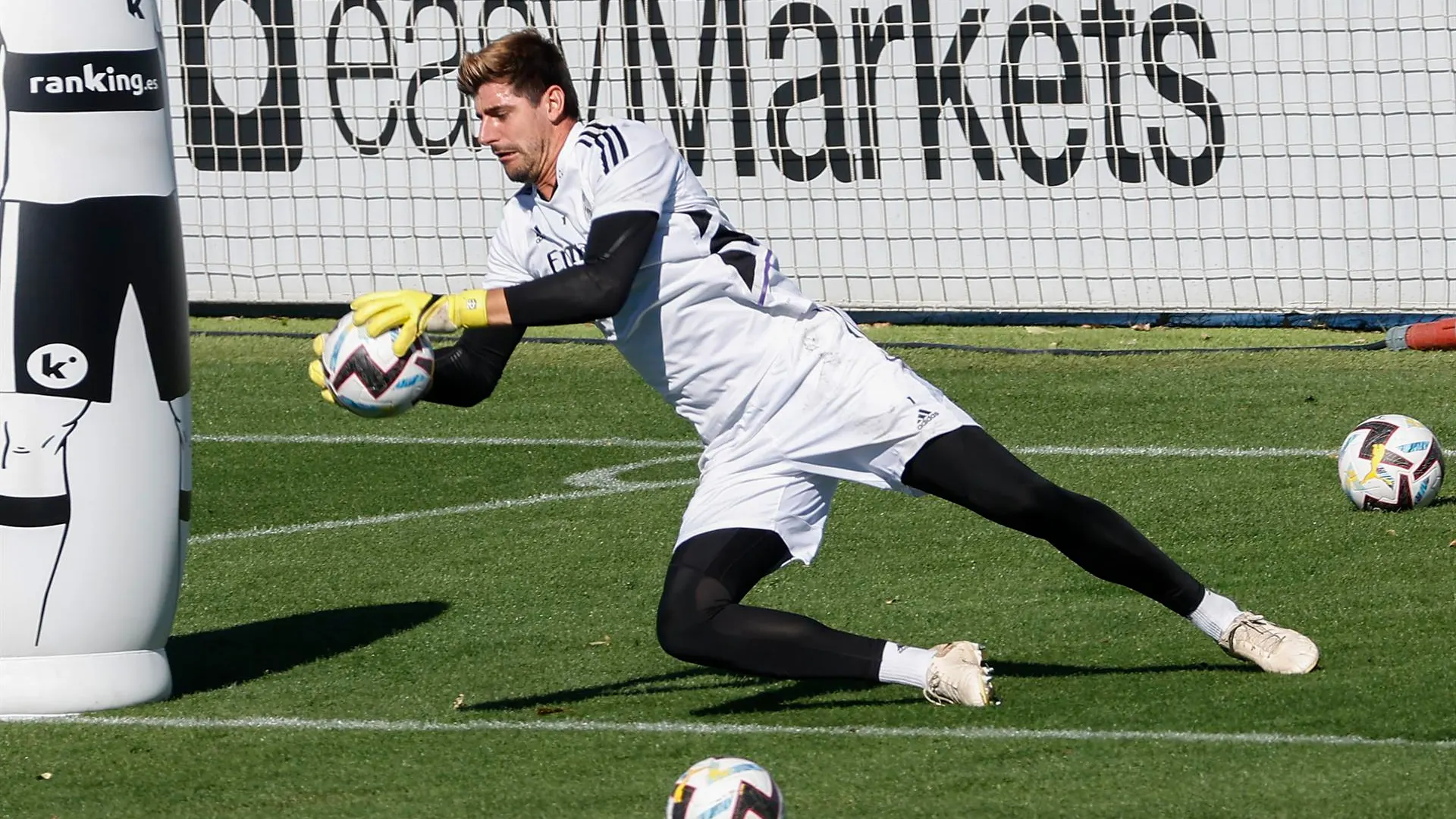 Courtois, durante un entrenamiento en Valdebebas