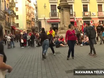 Un hombre con la bandera de España, increpado en Pamplona Un hombre con la bandera de España, increpado en Pamplona