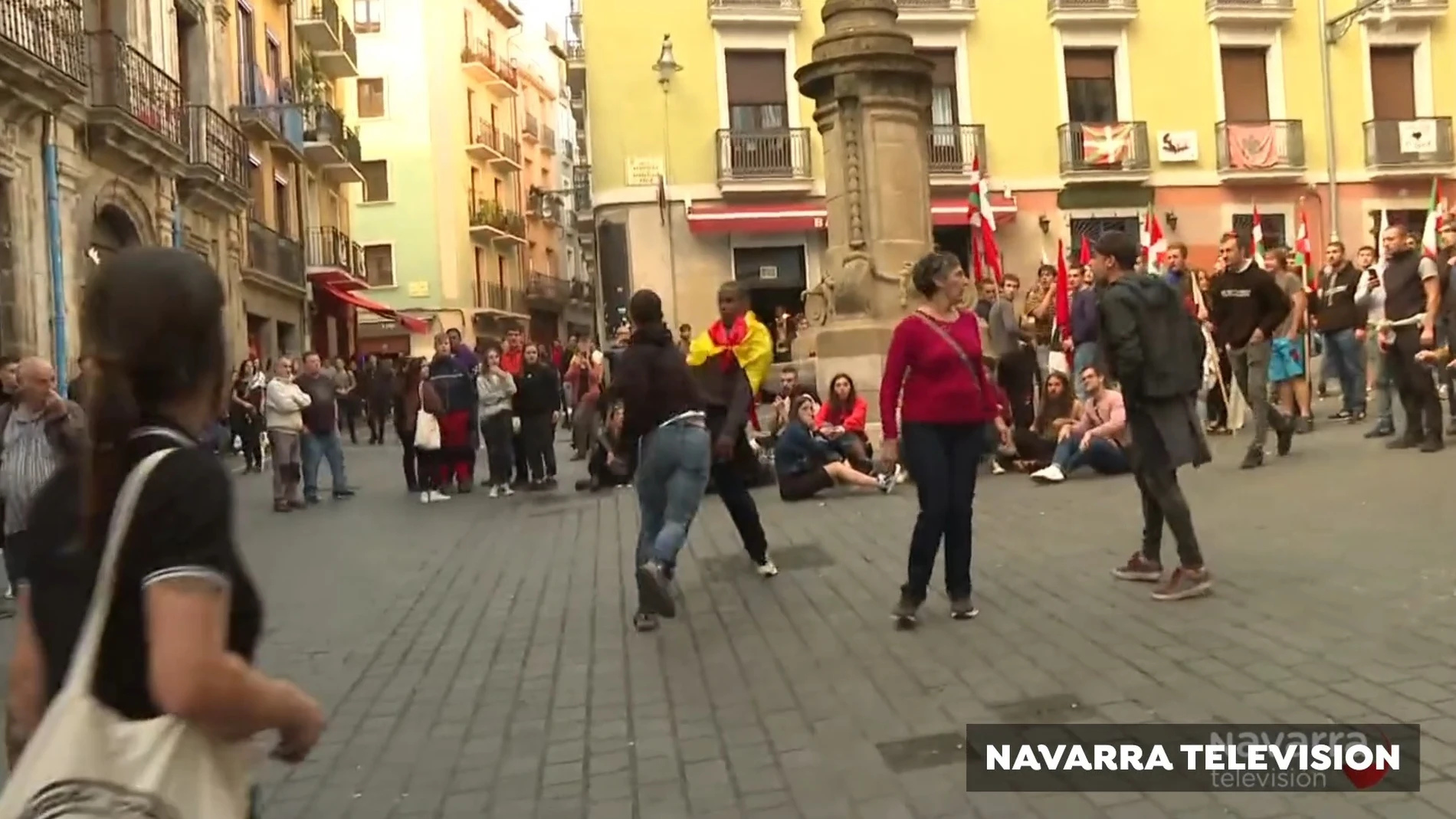 Un hombre con la bandera de España, increpado en Pamplona