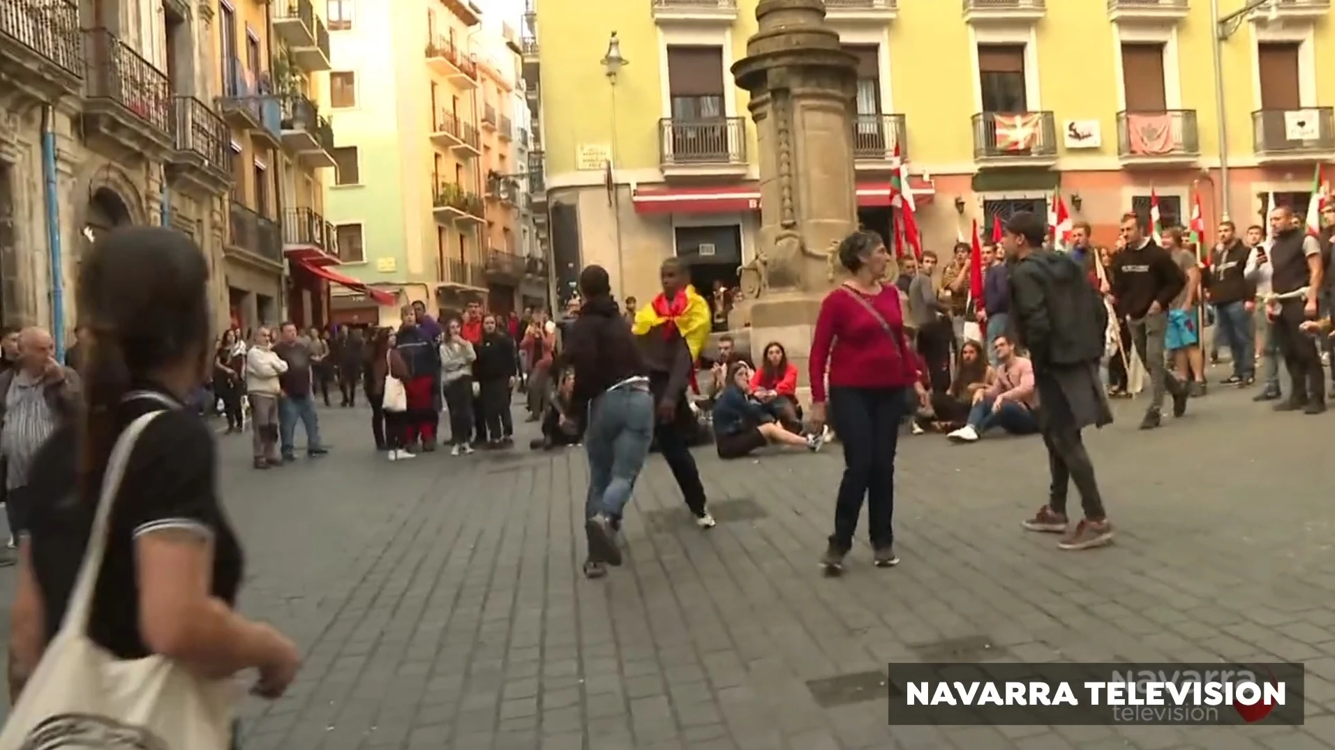 Un hombre con la bandera de España, increpado en Pamplona Un hombre con la bandera de España, increpado en Pamplona