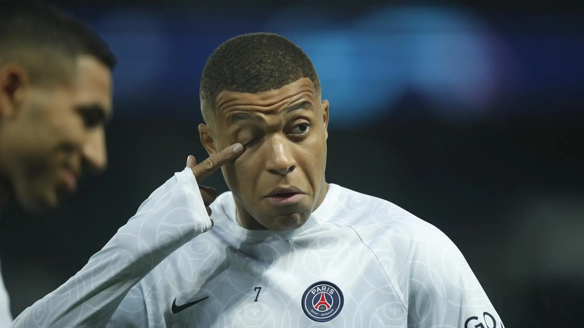 Mbapp&eacute;, en un calentamiento con el PSG