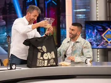 Manuel Turizo sorprende a Pablo Motos con una misteriosa bolsa repleta de regalos