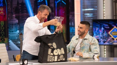 Manuel Turizo sorprende a Pablo Motos con una misteriosa bolsa repleta de regalos